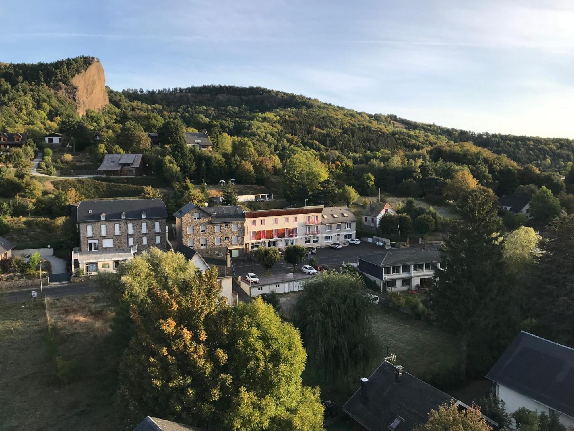 Hôtel Restaurant Le Grillon Chambon-sur-Lac Extérieur photo